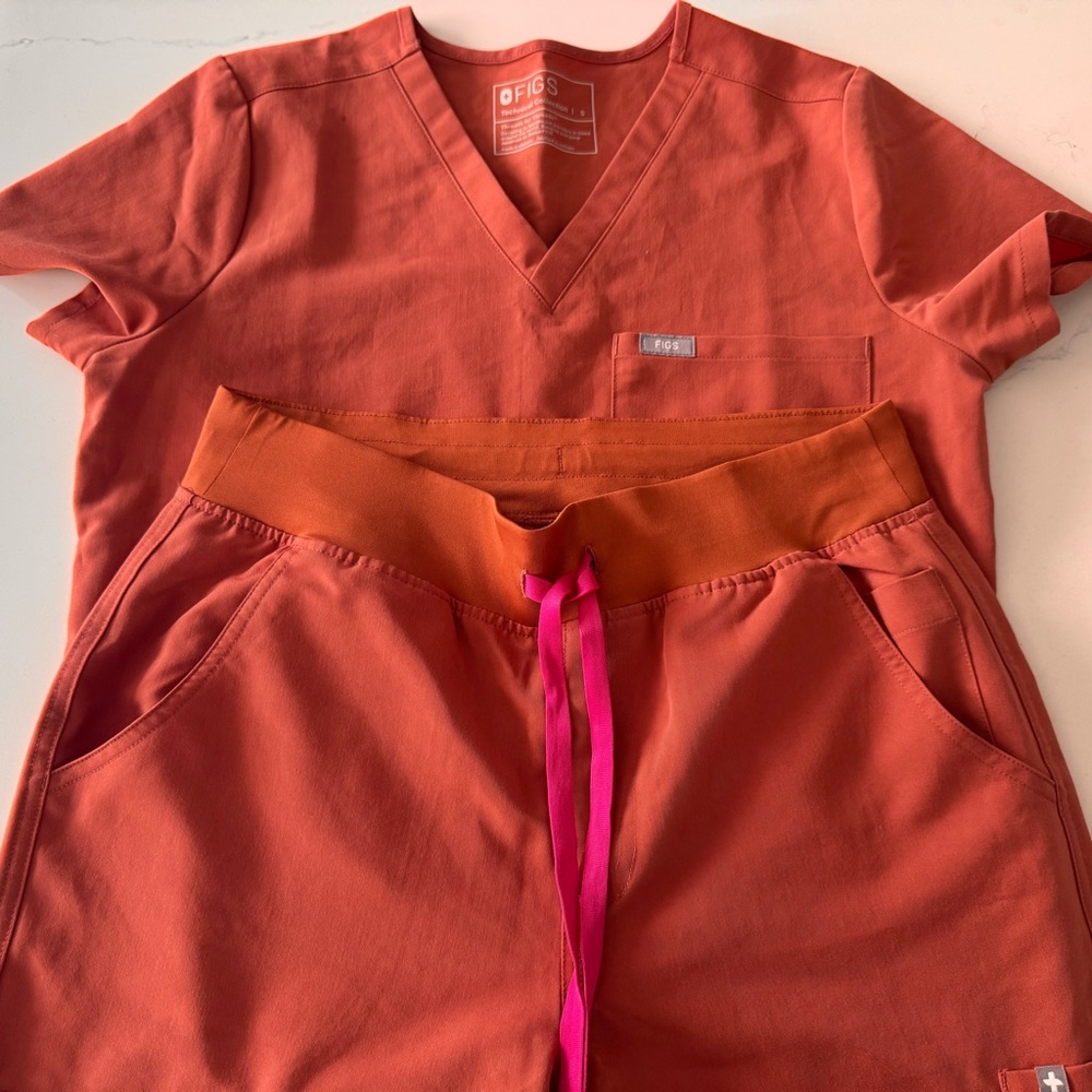 FIGs Scrub Set in Terracotta
